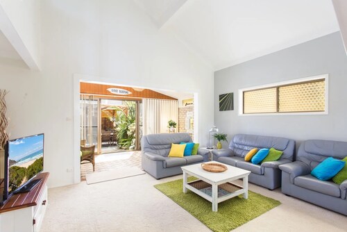 43 Point Road - Waterfront Holiday Home in Tuncurry
