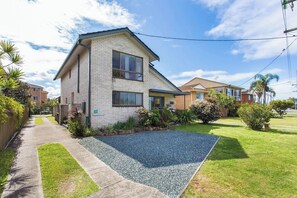 Exterior - Waterfront Holiday Home in Tuncurry (Tuncurry)
