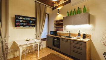 Appartement, 1 chambre | Cuisine privée | Plaque de cuisson, batterie de cuisine, vaisselle et ustensiles