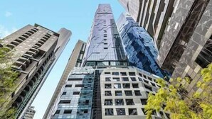 Un edificio de gran altura con un diseño arquitectónico moderno, que combina fachadas de vidrio y concreto.