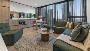 Una sala de estar moderna con un sofá, una mesa de centro y una zona de comedor con una mesa y sillas.