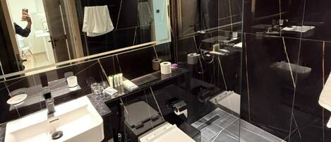 Handtücher, Seife, Toilettenpapier