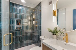 Douche, serviettes fournies