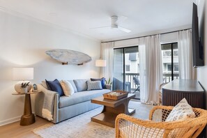 Smart TV, books - Newly Renovated | 2 BR Condo w Pool | Steps to Beach w Pier Access (Isle of Palms)