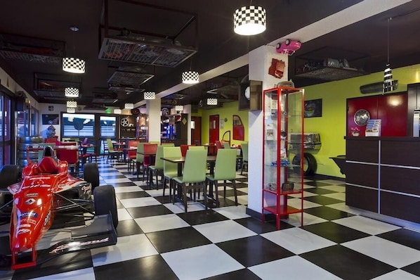 Un restaurant avec un sol à carreaux, de nombreuses tables et des chaises.