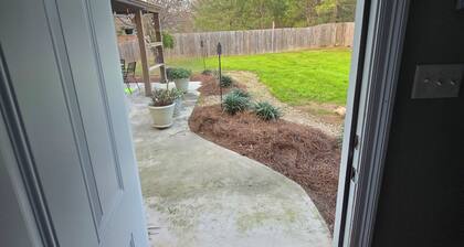 Charming 2-bedroom / 1 bath cottage with high speed starlink internet with W/D