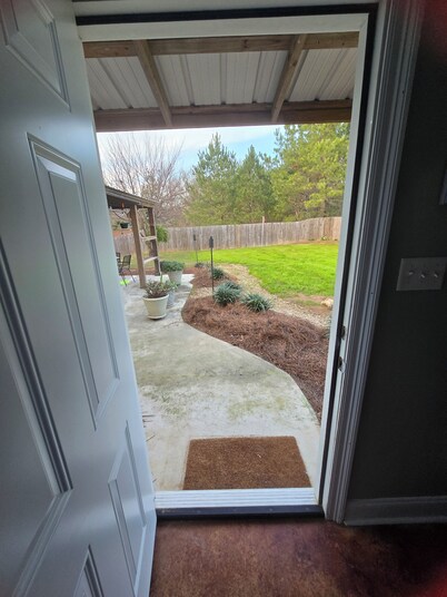 Charming 2-bedroom / 1 bath cottage with high speed starlink internet with W/D