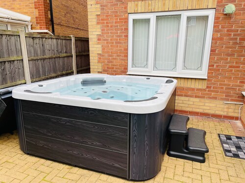 Cozy Derby 4 Bed, Sleeps 7, Hot Tub & Games Room