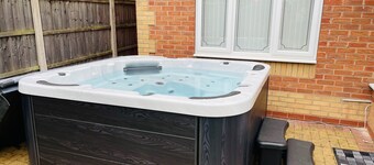 Cozy Derby 4 Bed, Sleeps 7, Hot Tub & Games Room