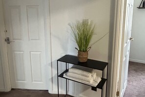 Interior - Cozy Derby 4 Bed, Sleeps 7, Hot Tub & Games Room (Derby)