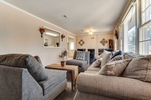 A living room with a sofa set, a coffee table, and a mirror. - 5 Mi to Broadway Fun! Group-ready Nashville Home (Nashville)