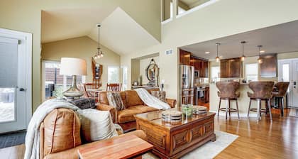 Lakefront Escape w/ Deck: 10 Mi to Ann Arbor!