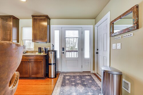 Lakefront Escape w/ Deck: 10 Mi to Ann Arbor!