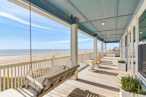 Steps To Sand: Spacious Crystal Beach Home W/ View - Crystal Beach, Texas