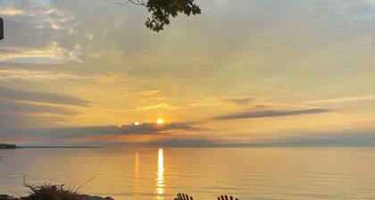 Waterfront Cottage: Family Getaway at Lake Huron!