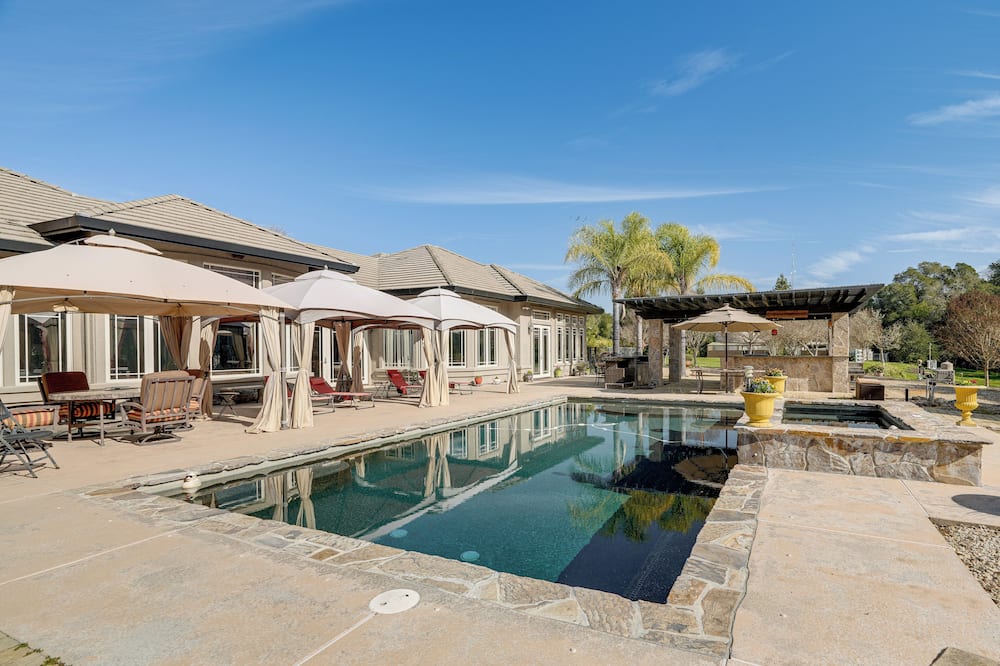Pool, Peacocks & Views! Lavish Retreat in Gilroy - Tres Pinos, CA