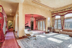 House (4 Bedrooms) | Interior - Pool, Peacocks & Views! Lavish Retreat in Gilroy (Gilroy)