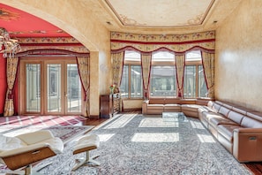 House (4 Bedrooms) | Interior - Pool, Peacocks & Views! Lavish Retreat in Gilroy (Gilroy)