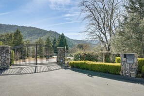 Interior - Pool, Peacocks & Views! Lavish Retreat in Gilroy (Gilroy)