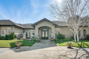 House (4 Bedrooms) | Interior - Pool, Peacocks & Views! Lavish Retreat in Gilroy (Gilroy)