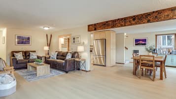 House (6 Bedrooms) | Interior