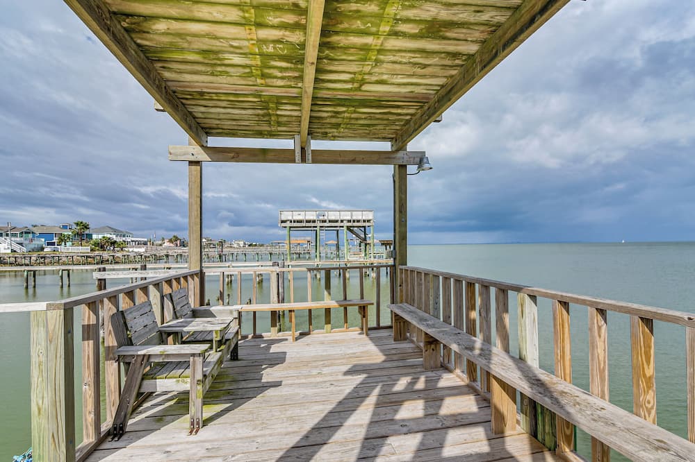 Saltwater Pool! Epic Galveston Bay Group Getaway! - La Marque, TX