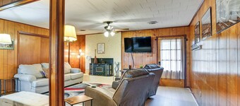 2 Mi to MSU Campus! Family Abode w/ Spacious Yard