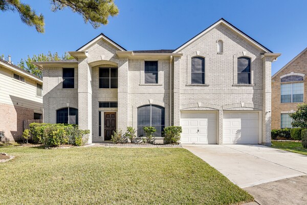 3,500-sq-ft Retreat W/ Private Yard In Sugar Land! - Sugar Land, TX