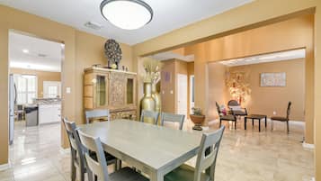 House (5 Bedrooms) | Interior