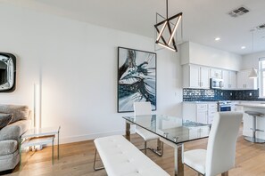 Interior - Walkable! Extended Stay 1 Mi to Dtwn Sacramento (Sacramento)