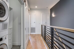 Interior - Walkable! Extended Stay 1 Mi to Dtwn Sacramento (Sacramento)