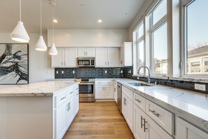 Interior - Walkable! Extended Stay 1 Mi to Dtwn Sacramento (Sacramento)