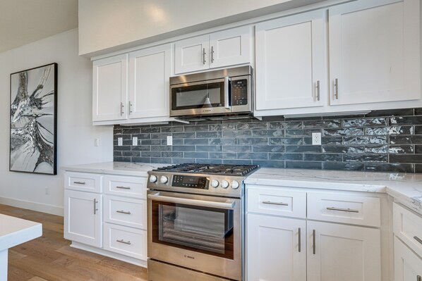 Interior - Walkable! Extended Stay 1 Mi to Dtwn Sacramento (Sacramento)