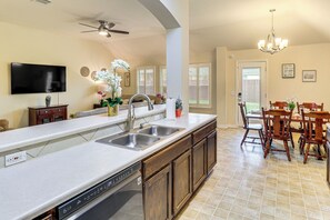 House (3 Bedrooms) | Interior - 1 Mi to Lake Pflugerville! Charming Family Home (Pflugerville)