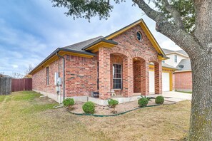 House (3 Bedrooms) | Interior - 1 Mi to Lake Pflugerville! Charming Family Home (Pflugerville)