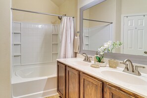 House (3 Bedrooms) | Interior - 1 Mi to Lake Pflugerville! Charming Family Home (Pflugerville)