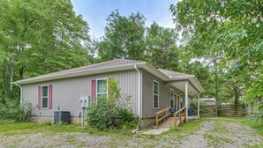 A single-story house with a porch, a small front yard, and a gravel driveway. - Dog-friendly Home: Near Hot Springs Natl Park! (Hot Springs)