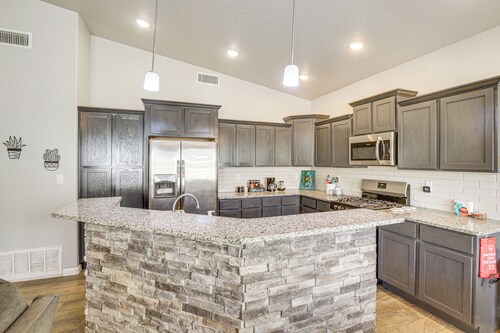 Near Parks & Venues: Upper Valley Family Home!