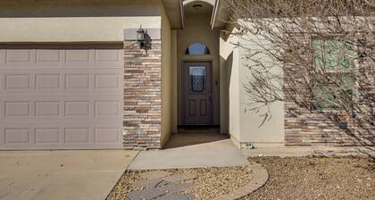Near Parks & Venues: Upper Valley Family Home!