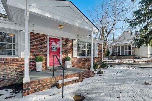 Near Hospitals & Attractions: Richmond Getaway!