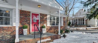 Near Hospitals & Attractions: Richmond Getaway!