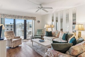 TV - Castle Reef 524 beautifully furnished, ocean views! (New Smyrna Beach)
