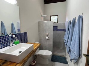 Ein Badezimmer mit Waschbecken, Toilette und Dusche.