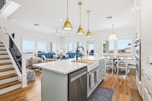 Coastal Breeze Cottage near beach water views