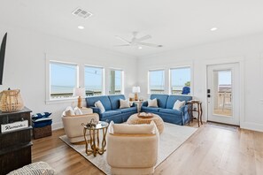 Smart TV - Coastal Breeze Cottage near beach water views (Port O'Connor)