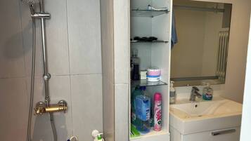 Apartment, 2 Schlafzimmer, Raucher | Badezimmer