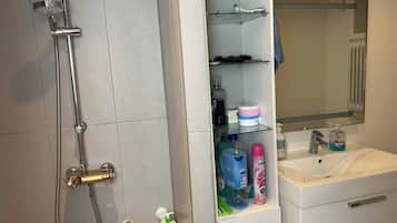 Apartment, 2 Bedrooms, Smoking | Bathroom