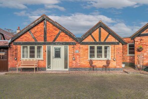 Exterior - Pools Cottage 8 - Fishermans Cottage (Coventry)