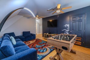 Smart TV, video games, table football, books - Iggy's Oasis- Relax, Unwind & Recharge (Galveston)