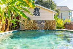 A heated pool - Iggy's Oasis- Relax, Unwind & Recharge (Galveston)
